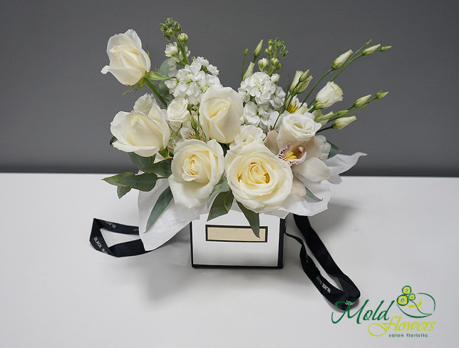 Box with white roses ''Mirror of the soul'' photo